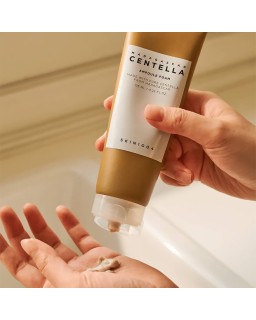 A rich, foaming cleanser with the ideal pH level of 5 effectively removes makeup and impurities without stripping the skin