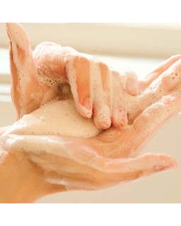 A rich, foaming cleanser with the ideal pH level of 5 effectively removes makeup and impurities without stripping the skin