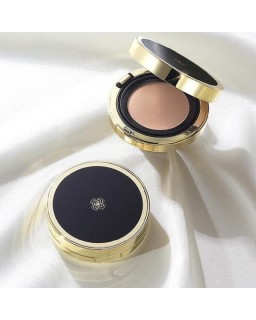 A luxurious set for the perfect complexion with lipstick in mini format.