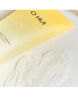 Jelly-textured gel cleanser creates a generous lather to remove dirt and excess sebum without stripping skin of its natural oils