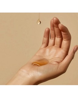 This royal gold ampoule contains the patented O HUI Stem Cell Culture which helps in the skin renewal process.