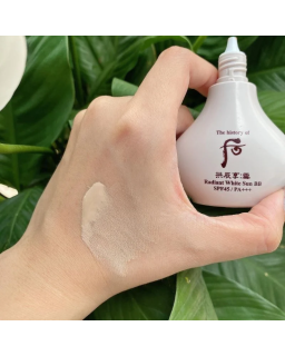 This  Special Set includes the Gongjnhyang Seol Radiant White BB Sun Cream featuring SPF 45 PA+++ to brighten skin while protect