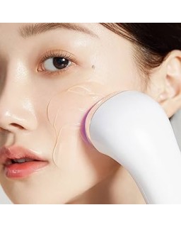 The booster gel offers a powerful combination of soothing and lifting properties.