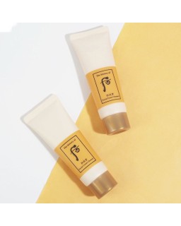 Formulado para revitalizar la piel fatigada, este dúo limpiador en formato de viaje elimina el maquillaje y el exceso de sebo
