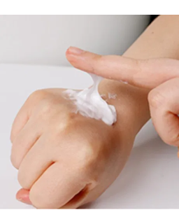 Hand and foot cream takes care of hands and feet to keep them moisturized for a long time.