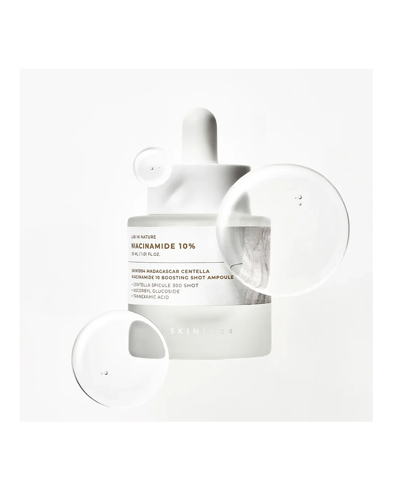 La Niacinamide 10 Boosting Shot Ampoule de SKIN1004 es una ampolla avanzada diseñada para mejorar visiblemente la textura