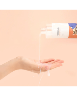 Disfruta de una hidratación profunda e instantánea con el tónico con pantenol, Round Lab Soybean Panthenol Toner.