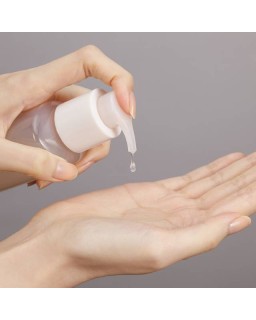 Un aceite limpiador suave con textura refrescante que elimina suavemente el maquillaje y las impurezas, dejando la piel bien hid
