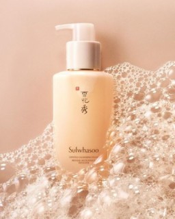 A gel cleanser that gently pulls dirt, makeup, and grime from pores while softening skin